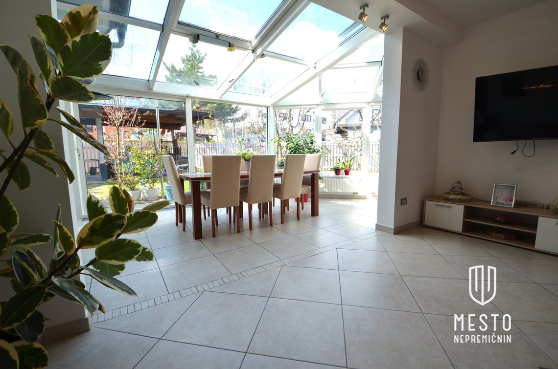 Terraced house in Grosuplje — bright, renovated, with a winter garden – 7