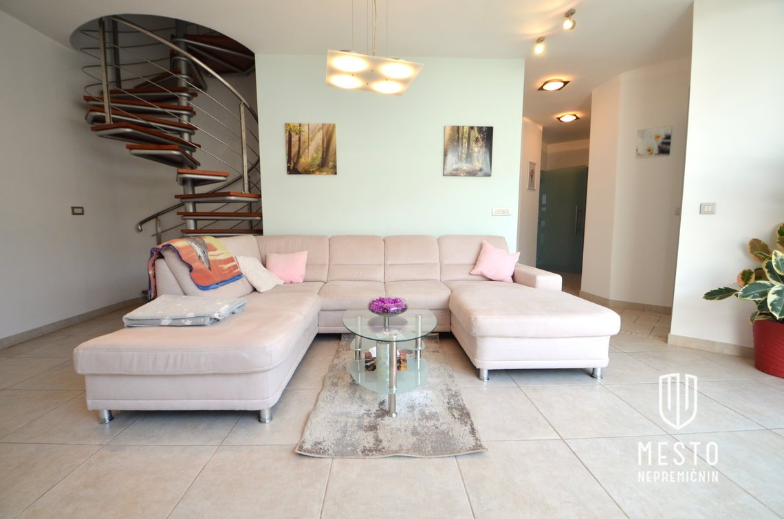 Terraced house in Grosuplje — bright, renovated, with a winter garden – 9