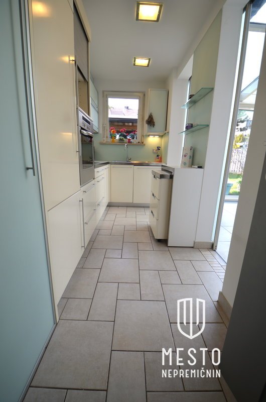 Terraced house in Grosuplje — bright, renovated, with a winter garden – 12