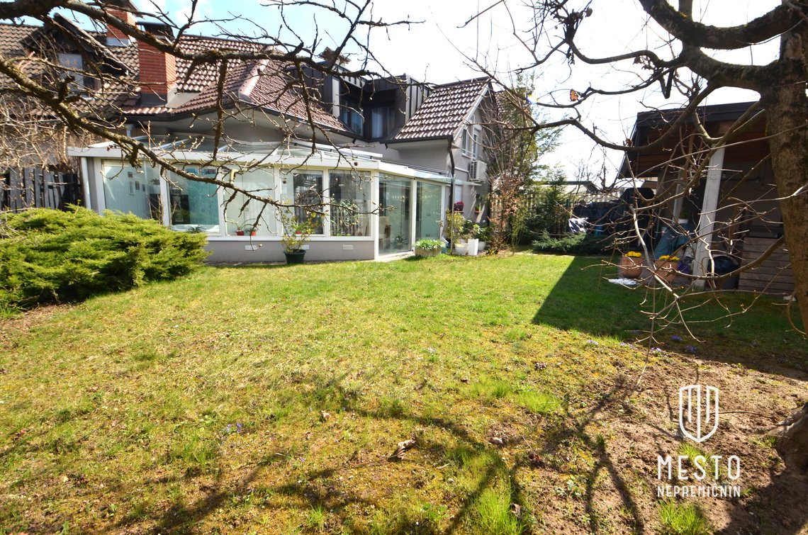 Terraced house in Grosuplje — bright, renovated, with a winter garden – 32