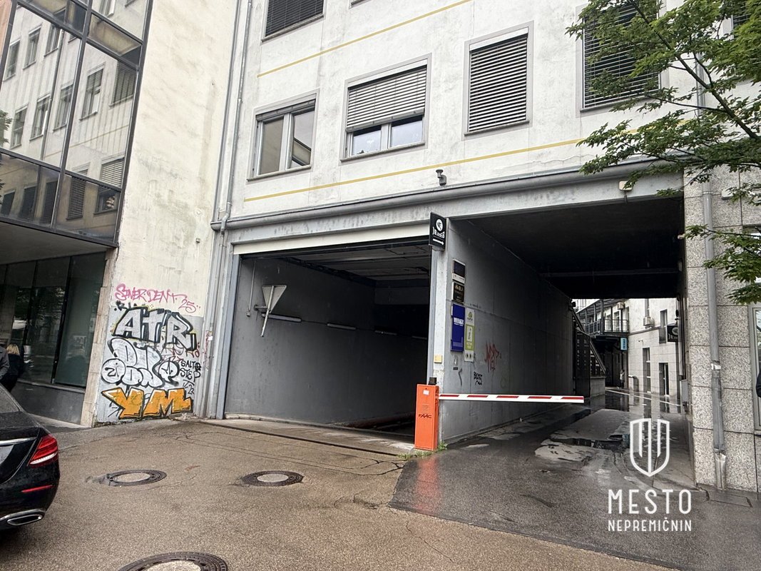 Parking space in the city center - Trg osvobodilne fronte 13a – 3