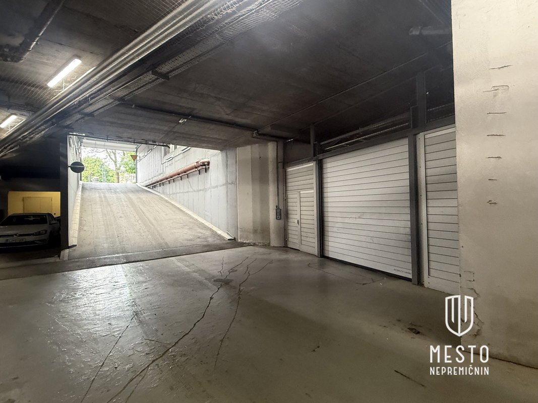 Parking space in the city center - Trg osvobodilne fronte 13a – 4