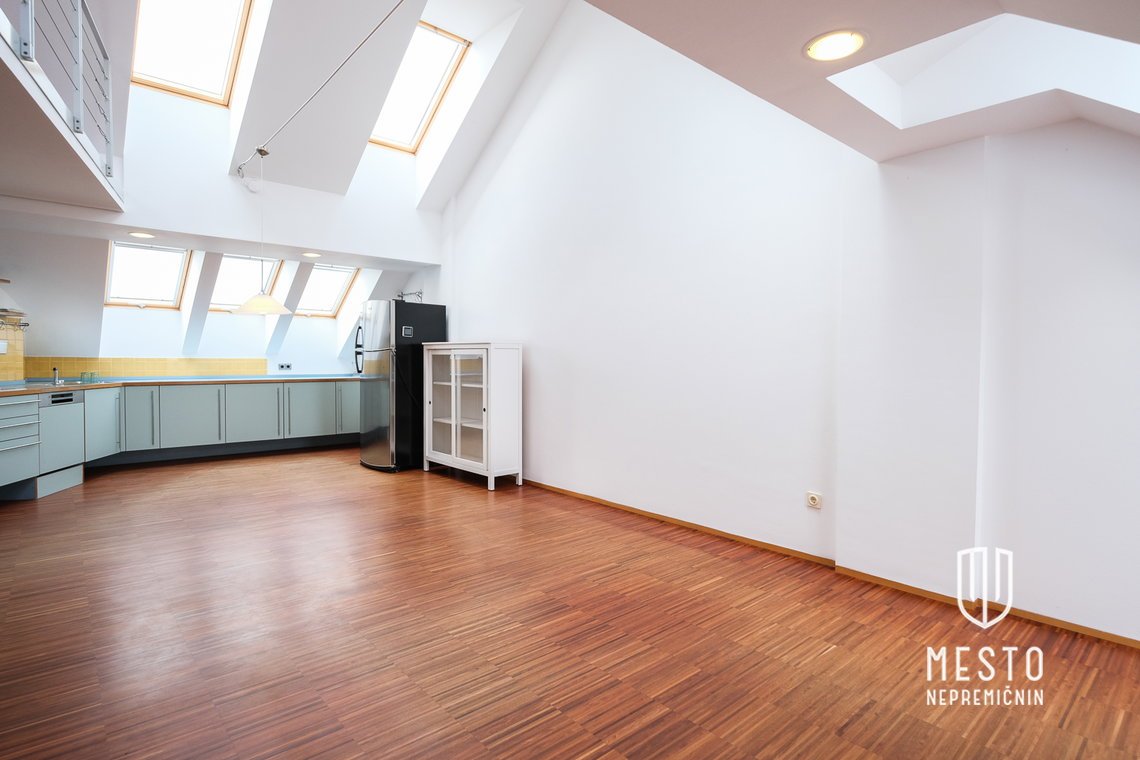 Three-room attic apartment with gallery and terrace in Zalog – 11