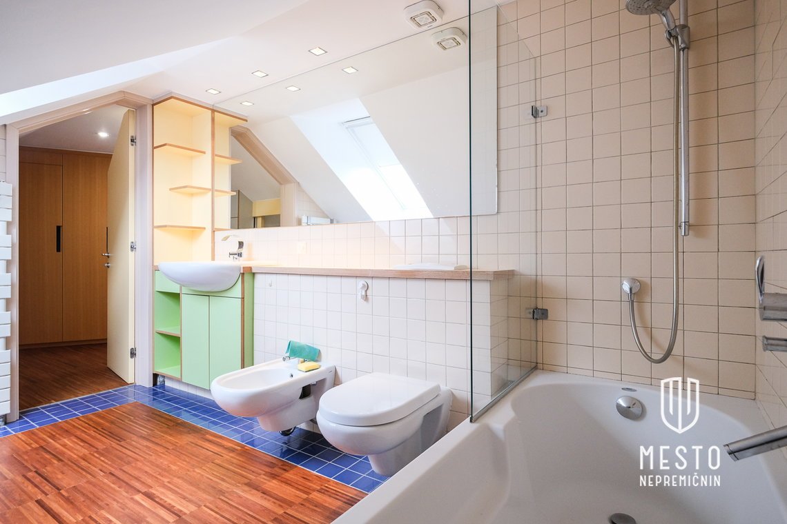 Three-room attic apartment with gallery and terrace in Zalog – 19