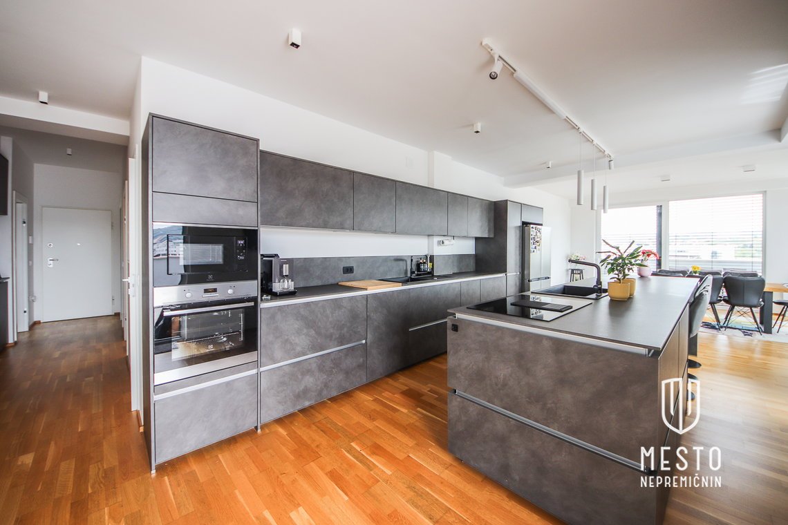 Premium five-room apartment in Koper – 12