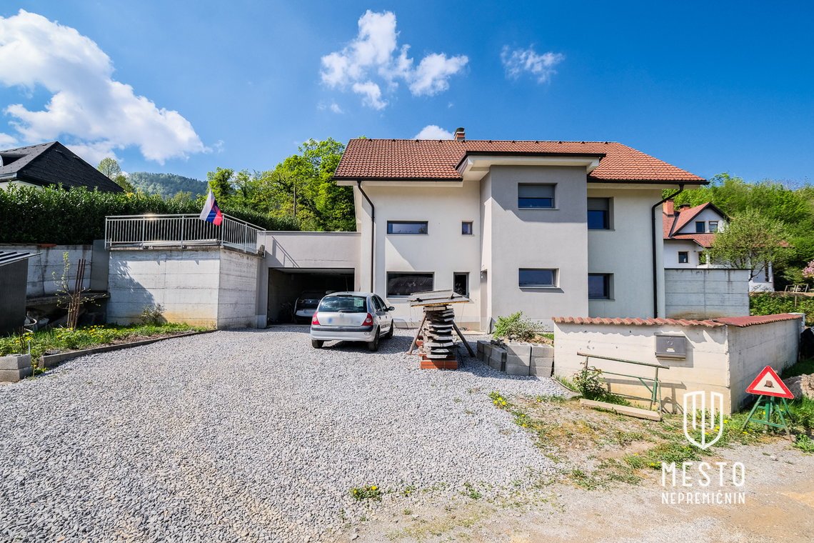 Detached house with pool in Borovnica – 6