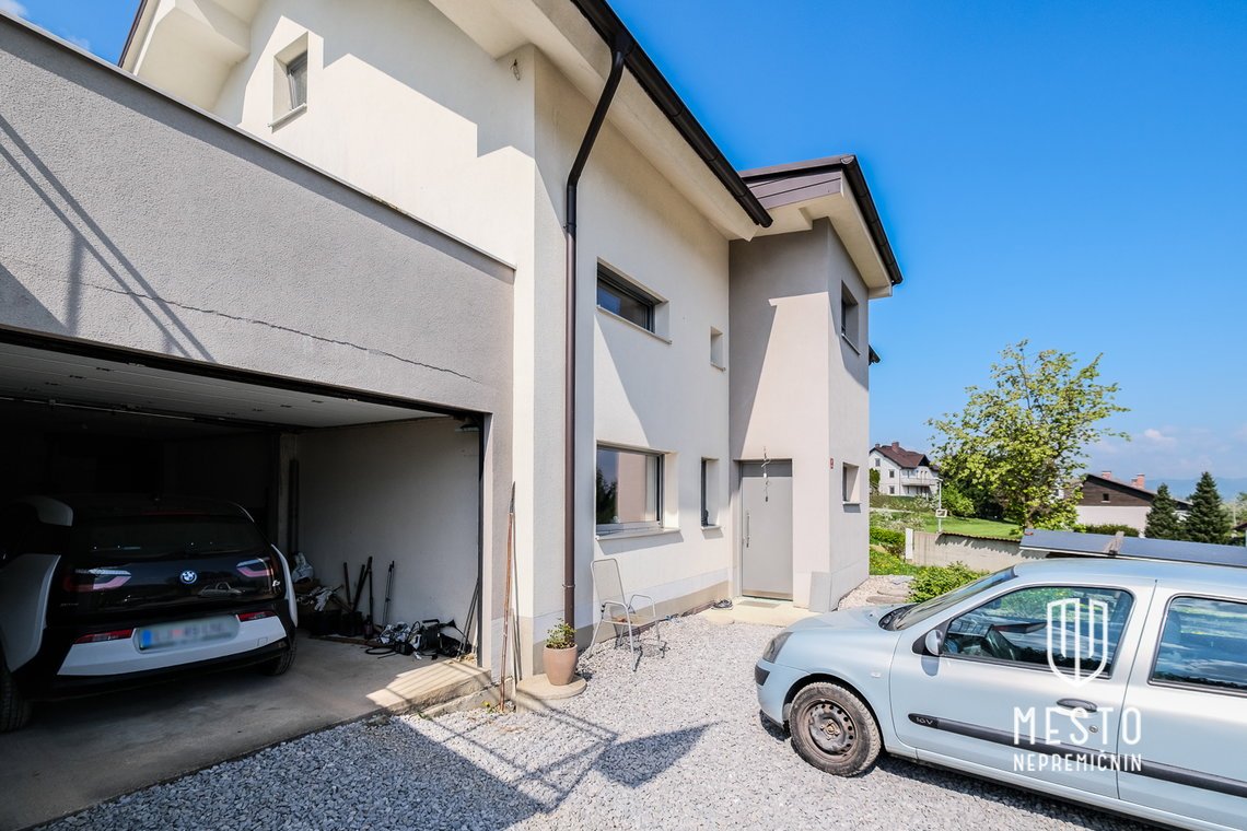 Detached house with pool in Borovnica – 7