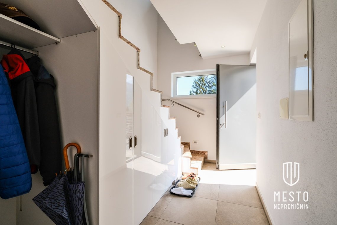 Detached house with pool in Borovnica – 9
