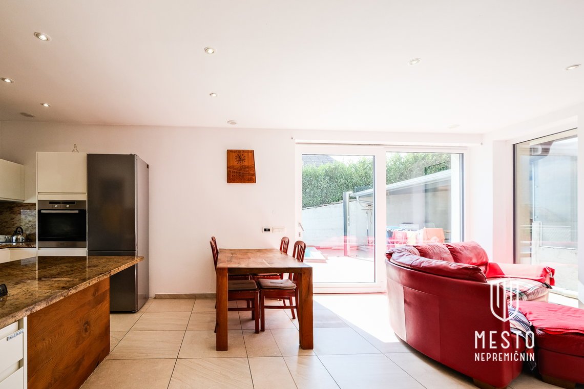 Detached house with pool in Borovnica – 20