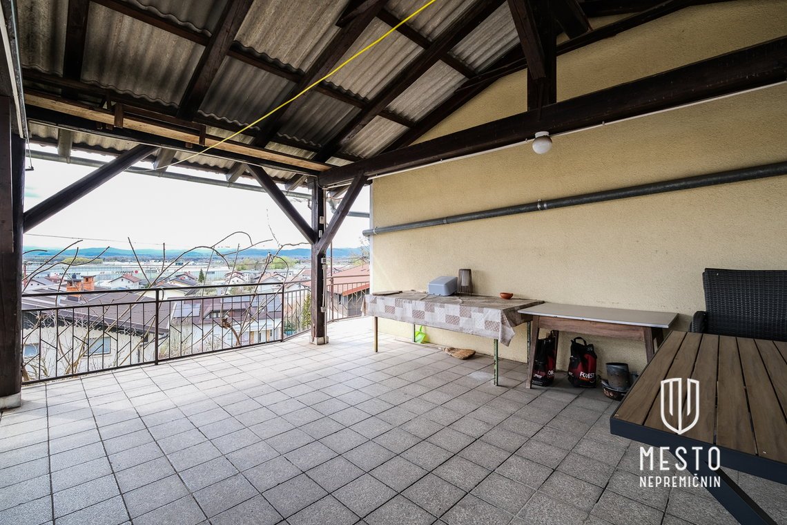 Detached house near Golovec, with 3 separate apartments – 9