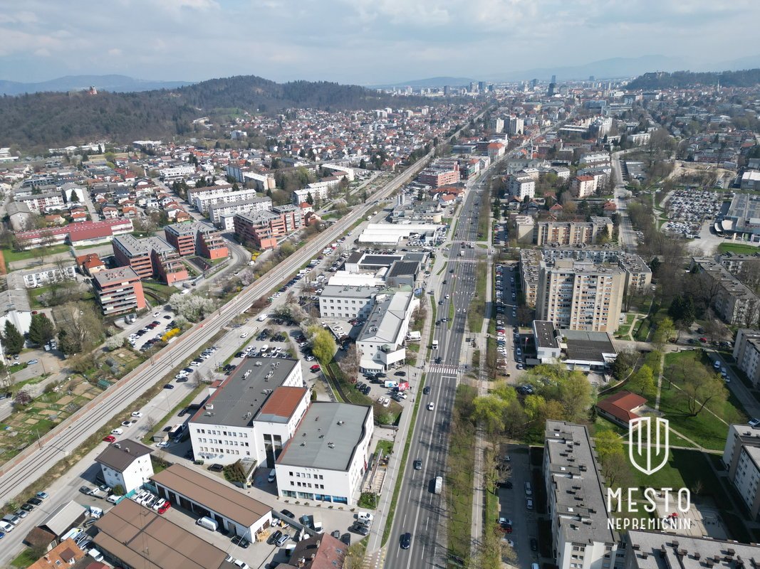 Commercial space in Vič – high-visibility location on Tržaška cesta – 12