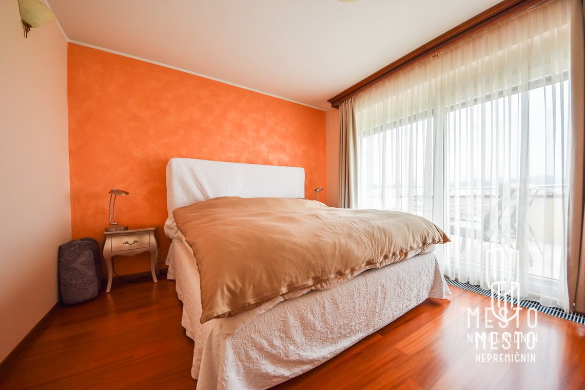 Six-room penthouse apartment in Komenda – 12