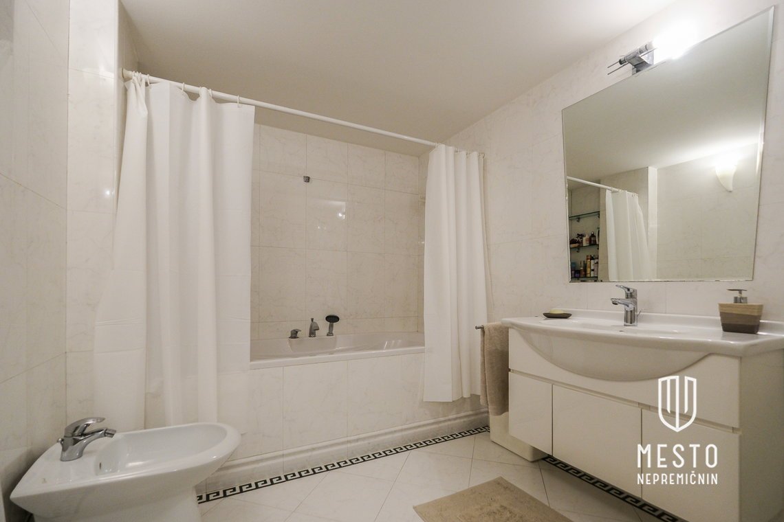Four-room apartment in central Ljubljana, view of the Ljubljanica – 12