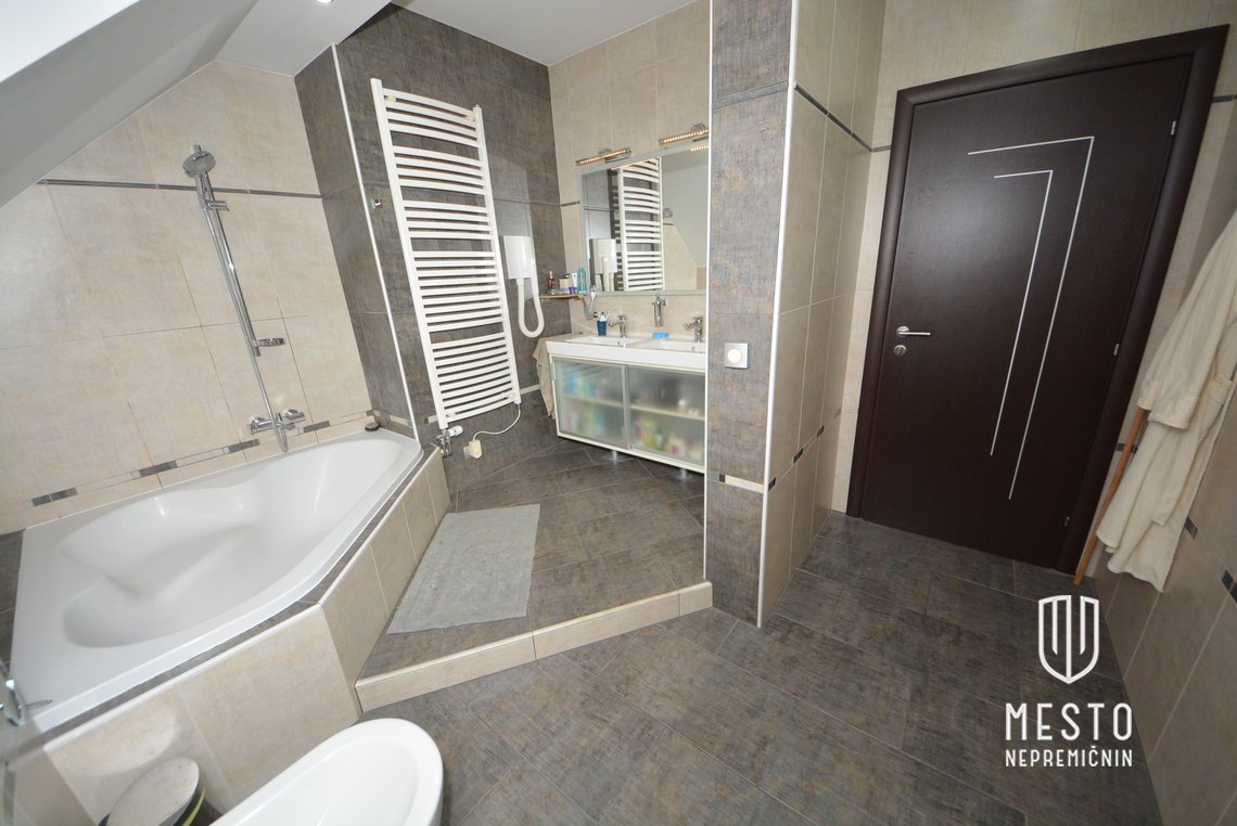 Spacious family duplex in Gradišče – tranquility, views and premium fittings – 29