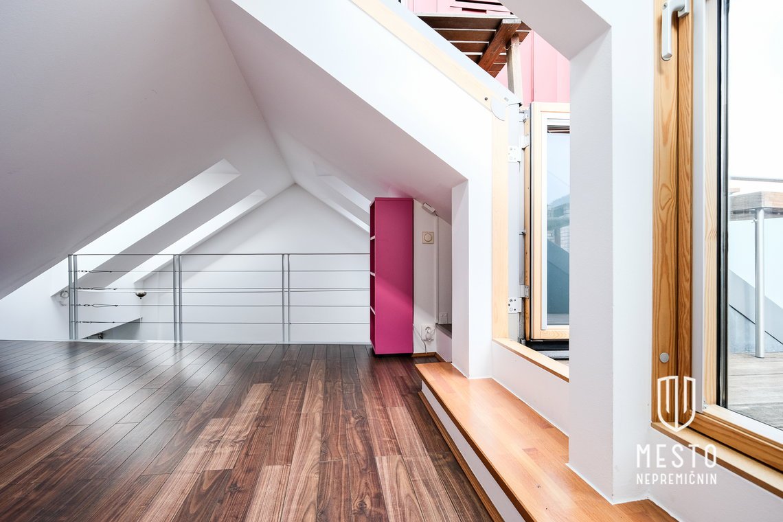 Three-bedroom attic apartment with gallery and terrace in Zalog – 13