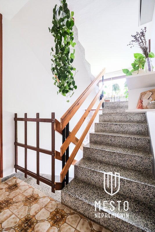 Detached house near Golovec, with 3 separate apartments – 8