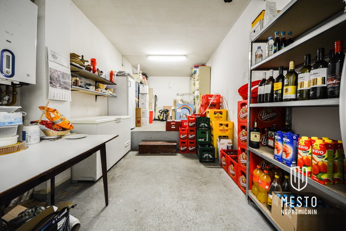 Ground-floor restaurant in a mixed-use building – 11