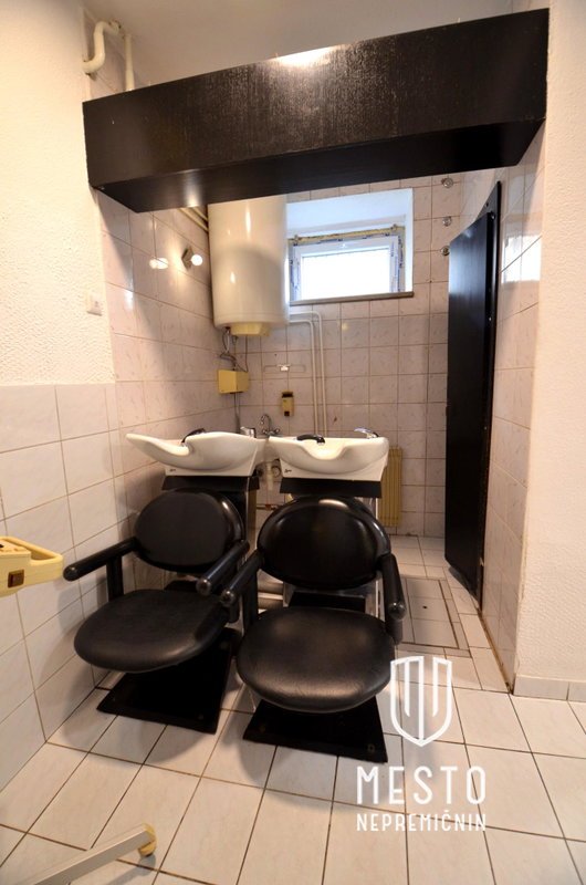 Excellent opportunity to remodel to your own preferences – 9