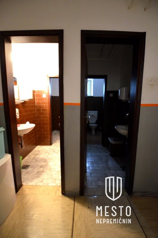 Excellent opportunity to remodel to your own preferences – 14