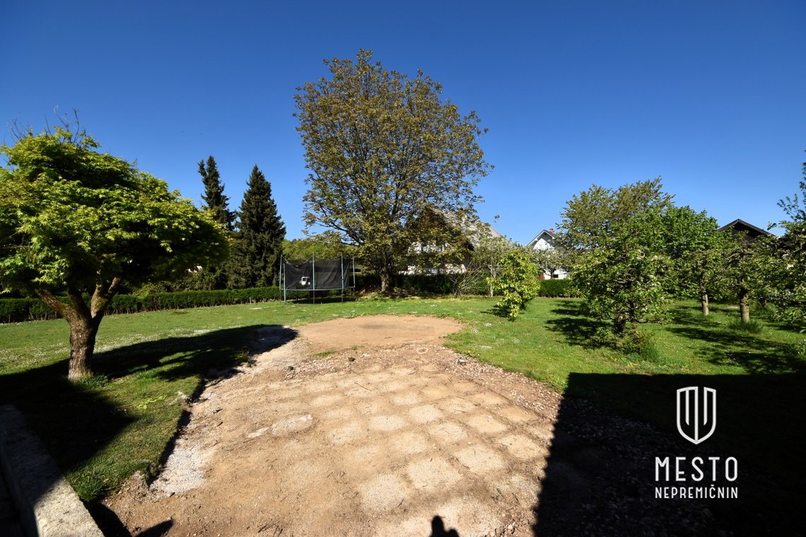 Building plot with a garage – 3