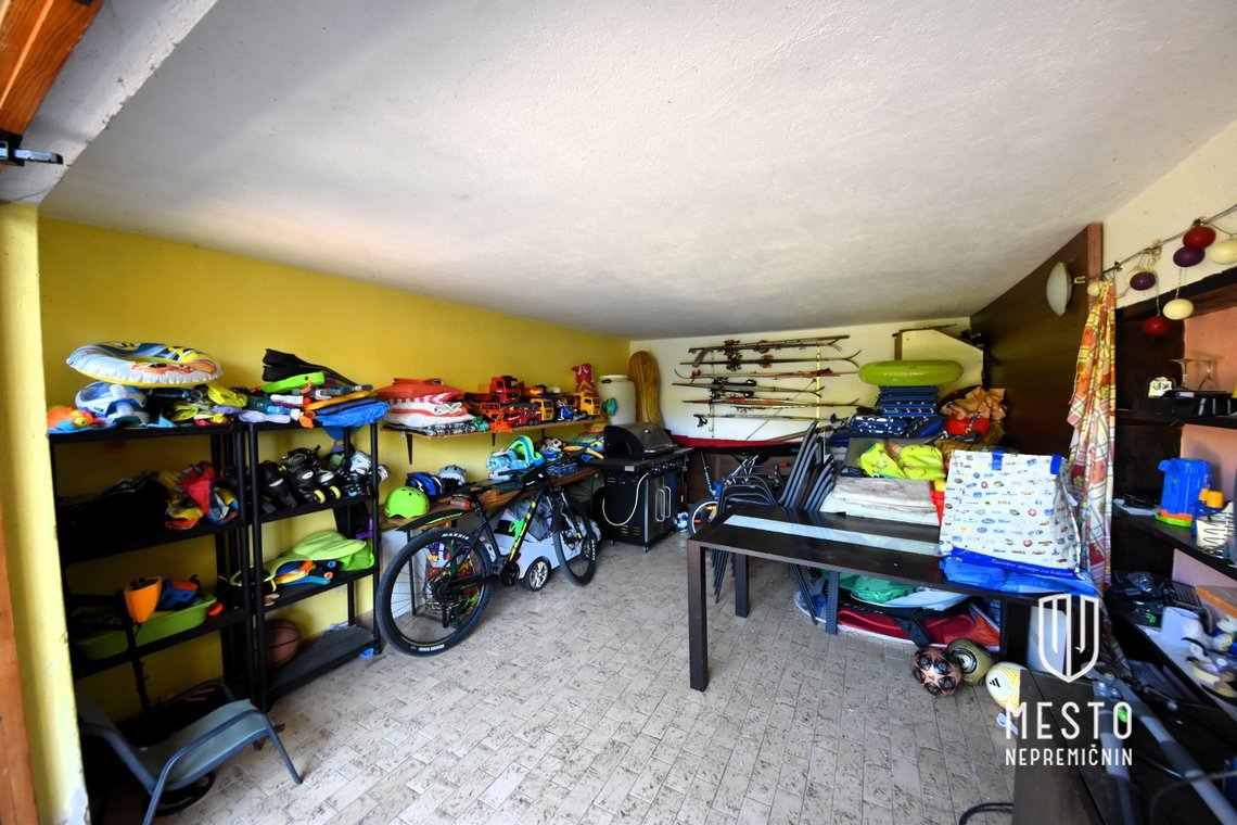 Building plot with a garage – 5
